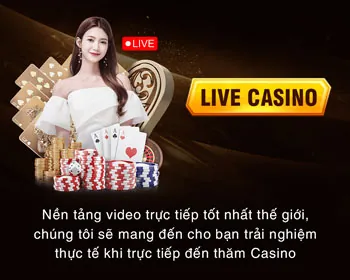 Hình ảnh bàn Baccarat với các lá bài được chia và chip cược